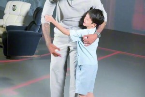 安东尼与姚明上海重逢！热聊间姚明拍了拍甜瓜肚子