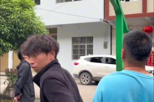 这爸爸好样的！儿子比赛中对对手凶狠犯规，爸爸第一时间进场教训
