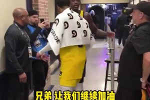 底气很足！哈利伯顿赛后对西卡说：要贪心一点！