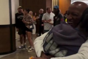 科普，那华裔女生是烤肉姐，很多NBA球星的中方经纪人
