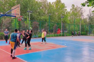 诶？兄弟你这是跑步吗？挺新式哈~