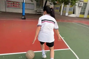 小男孩在公路边玩篮球脱手去捡球不慎出意外 妈妈放下二胎才发现