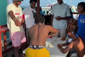 被巴特勒带坏了？希尔德也在海边和朋友打牌了