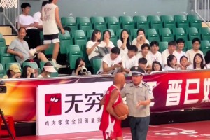 全国女子联赛舞台惊现翻越栏杆老大爷赛场秀球技...