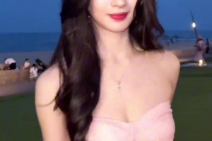 美女登密盼盼一身粉色裙子穿搭现身海边：你喜欢大海 我喜欢浪