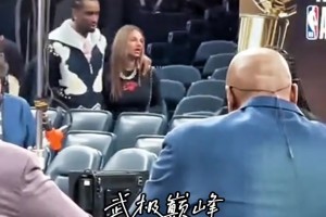 拿下天王山之后 亚历山大搂着女友潇洒离开~