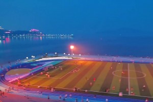 能在这海滨城市田径场跑步、打篮球、踢足球 会是很幸福的事吧