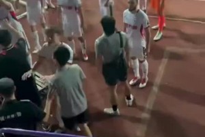 和自家球迷吵上了！陕西联合3球领先被扳平，球迷十分不满