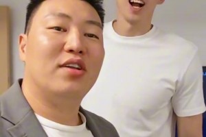 周琦巅峰时在澳洲大战过库克斯，数据还占上风，可惜今晚没在