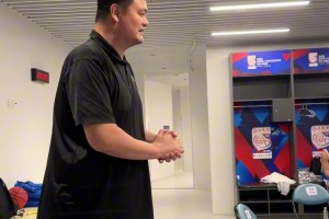 ❤️姚明赛后来到更衣室与中外球员交流合影留念...