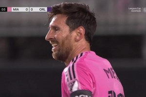 梅西鼓掌苦笑！梅西突破踉跄倒地，裁判未给判罚