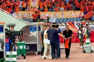 没给面子啊！京鲁大战前，杨立瑜向高准翼鞠躬“求轻虐