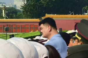 网友：把后面的人挡完了！姚明也现身九三大阅兵盛典，这身高太醒目了！