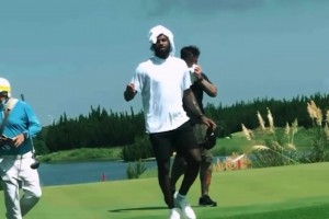 这么上头的吗⛳︎詹姆斯中国行凌晨落地上海，打高尔夫“倒时差”