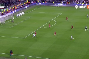 不默契啊！马斯坦托诺和梅西位置跑重了，小伙子还是太年轻