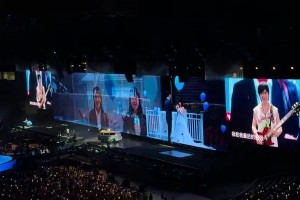 五月天在申花主场演唱《倔强》18年上体就是听倔强夺冠的