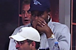 小卡今日观看美网公开赛 有线耳机是焊身上了