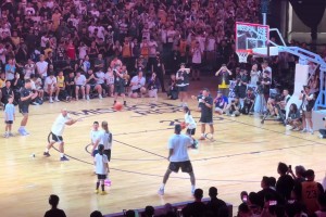 水土不服？詹姆斯中国行三分球疯狂打铁全部偏出