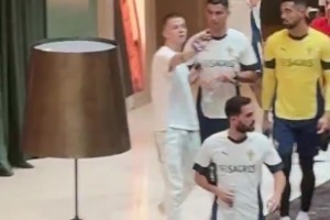 吓了一跳！球迷突然上前拍照被C罗一把推开