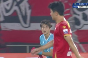 苏超不止足球❤！盐城队郑文煊破门后举起苏州受伤球员庞智超球衣