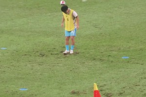 西安这个球场草皮真的让世界开眼了，北马球员还要帮着踩平草皮！