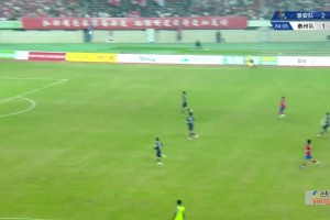 艺高人胆大！淮安队球员选择半场吊门，还好泰州队门将注意力集中