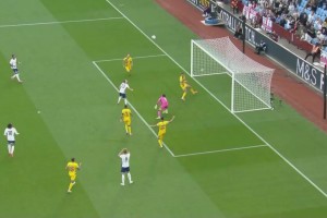 安道尔后防送礼！凯恩禁区内横传，安德森半空门射门被神奇扑出！