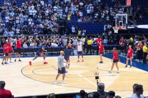 球迷拍摄詹姆斯热身，连续三个中投尴尬不中&一旁华子看得直挠头