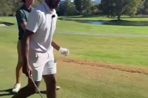 布朗尼休赛期在苦练高尔夫啊！好像打得比爸爸詹姆斯更好？