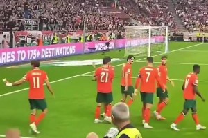 队长！队友进球后在主队球迷区庆祝，C罗致歉+招呼队友离开