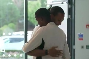 你小子终于来了！利物浦队长范迪克与伊萨克拥抱