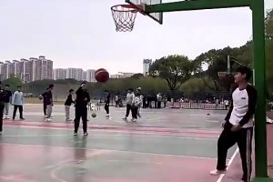 杨毅：篮球界无论是个人成就还是团队成就，没人能跟乔丹相提并论