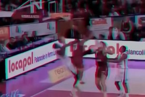 老詹当年这记反击接球上篮有走步吗？动作太连贯了！