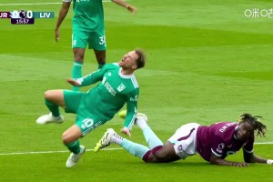 VAR没回看！乌戈丘库铲到麦卡利斯特脚踝，裁判出示黄牌