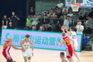 太离谱了！落后2分，张昊篮下快攻接球选择回传，失误葬送比赛