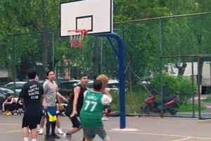 事实证明，打球是减不了肥的！东契奇的胖粉丝打球有多地板流？