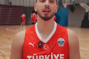 申京：恩比德是最难防的球员之一，状态好没人能防住我！