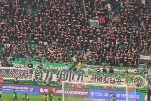 笑喷！大连英博球迷来到皇城根儿挑战老北京豆汁儿