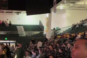 感受大学篮球的氛围！王俊杰首发出战砍下23分4板1断！太猛了！