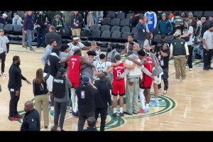 致敬兰尼-威尔肯斯！雄鹿主场球衣赛后抱圈 杜兰特也凑上去