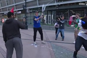 过年了！尼科被裁后，独行侠球迷身穿东契奇球衣来到球馆前庆祝！